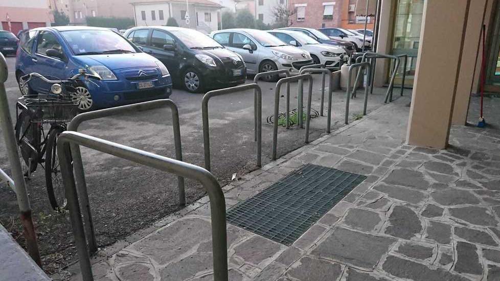 Le barriere che bloccano l'accesso al condominio di via Longarone 7 a Scandiano