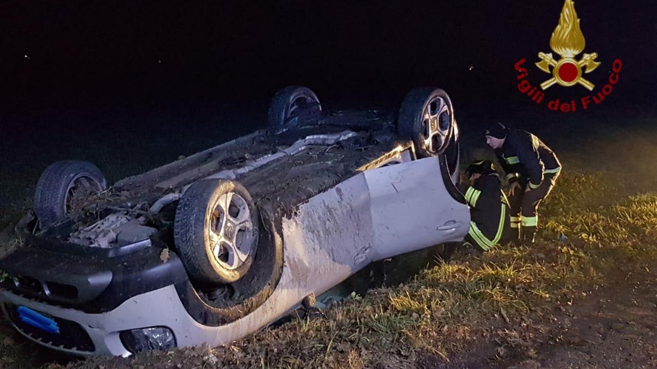 Reggio Emilia, scontro tra auto alle 3 del mattino, una si ribalta: ragazza ferita