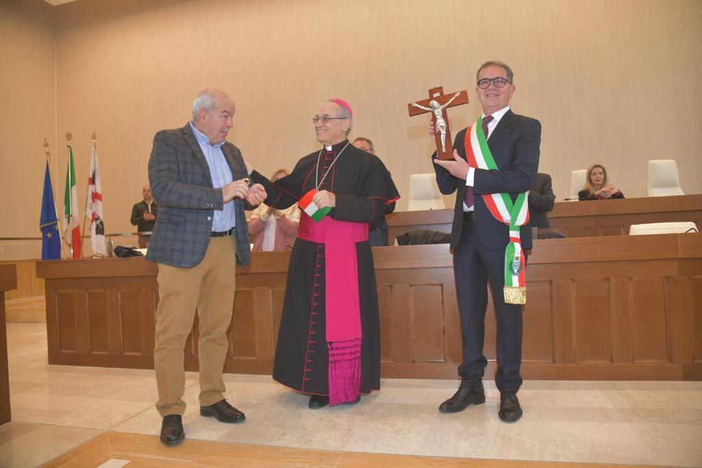 Il sindaco Settimo Nizzi mostra il crocefisso donato dal vescovo Sebastiano Sanguinetti (foto Vanna Sanna)