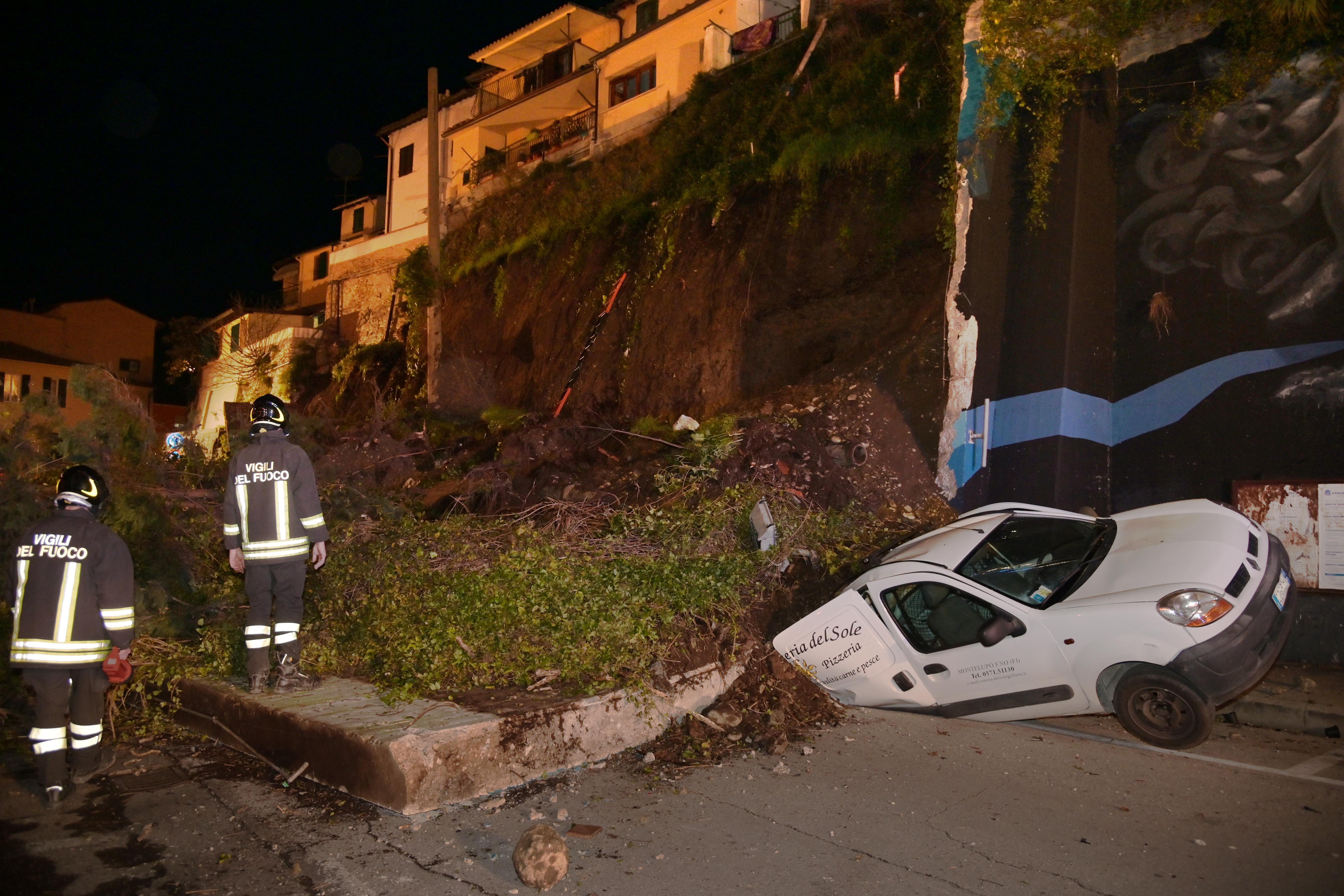 Un'immagine del muro crollato sul parcheggio a Montelupo