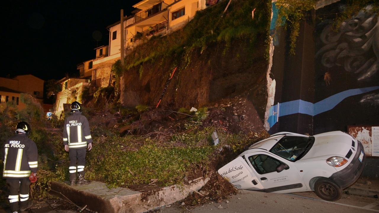 Un'immagine del muro crollato sul parcheggio a Montelupo