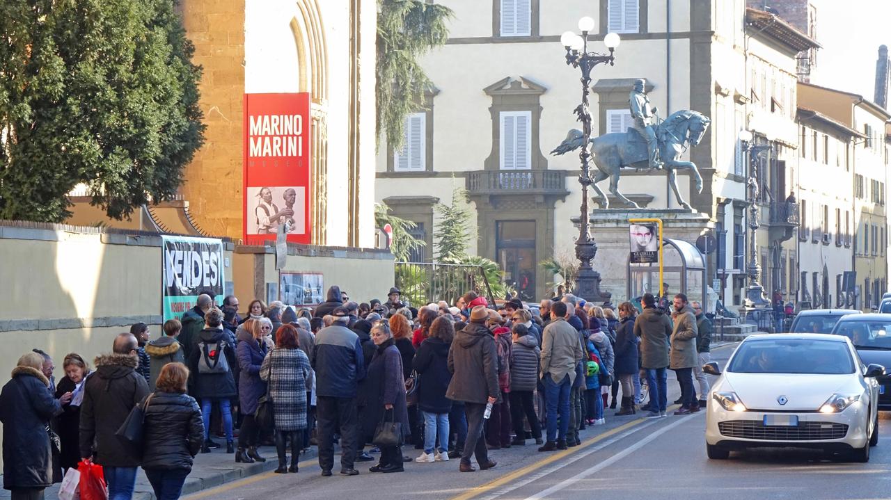 La manifestazione davanti al museo Marini