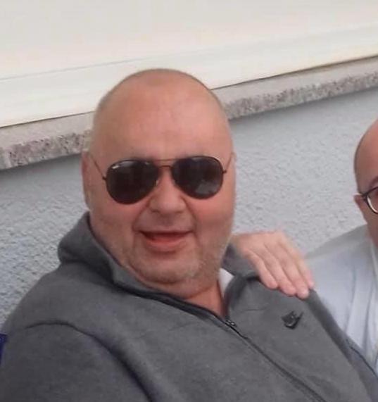 Trovato morto in casa dal figlio ex calciatore viola di 55 anni