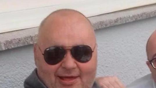 Trovato morto in casa dal figlio ex calciatore viola di 55 anni