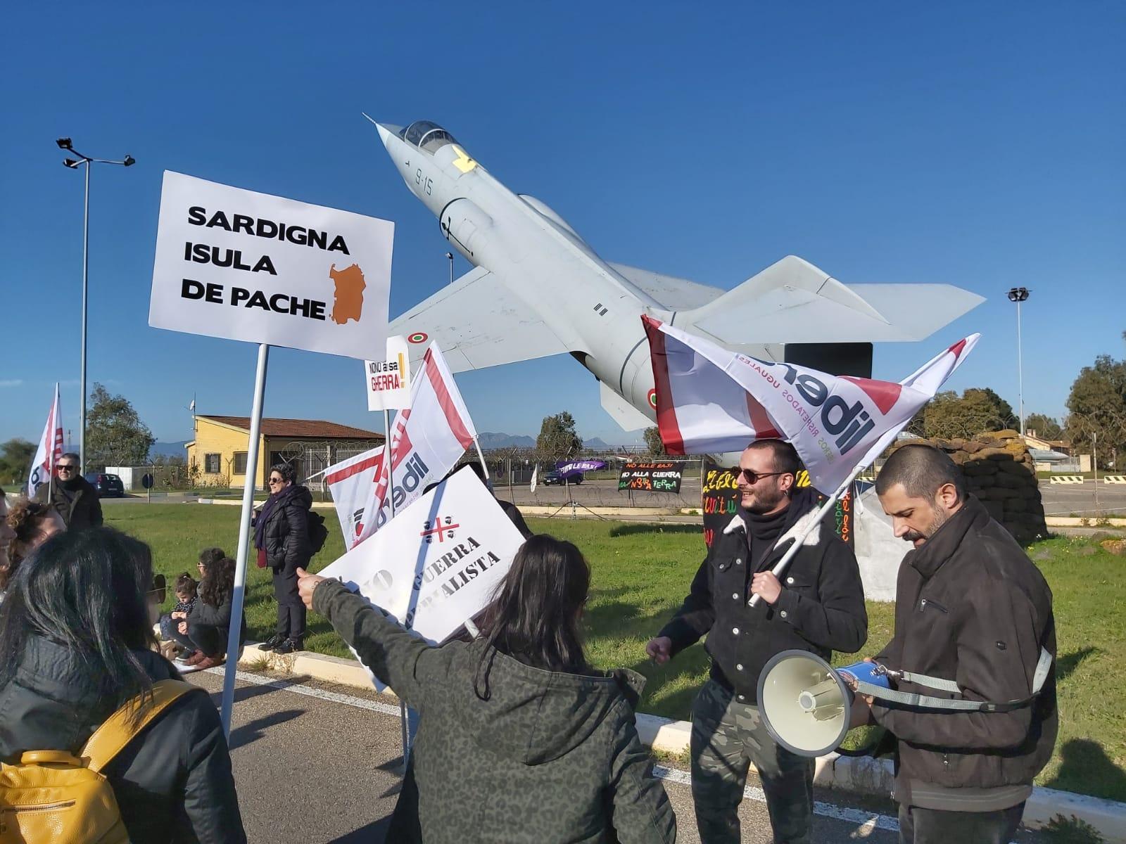 No alla guerra: sit in davanti alla base militare di Decimomannu