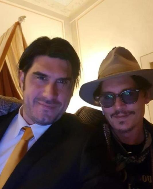 Johnny Depp in un selfie con un fan alle terme di San Giuliano
