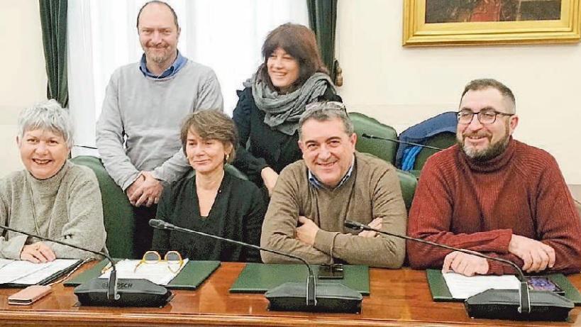 Daniela Lembo, Antonella Pisani, Gianni Trilli, Gianluigi Perruzza. Dietro, Giacomo Gori e Francesca Amore