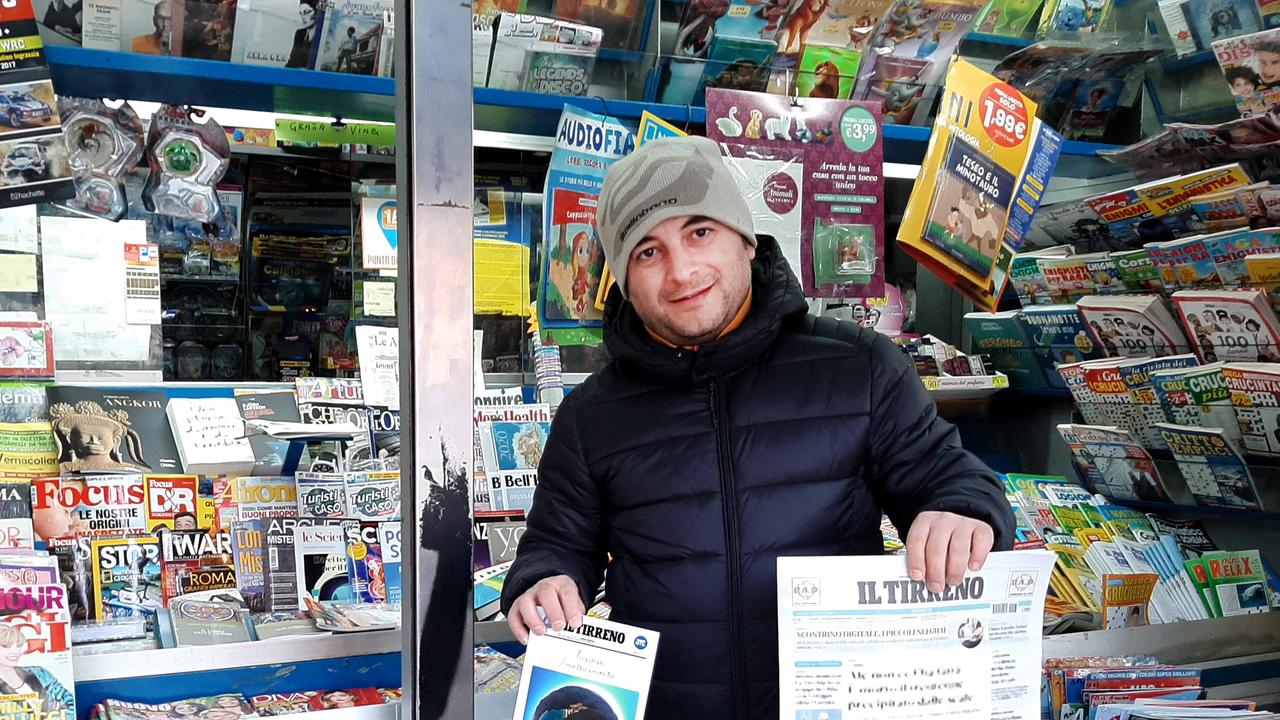 Massimo Ossigeno, edicola di piazza De Maria (foto Agenzia Bf)