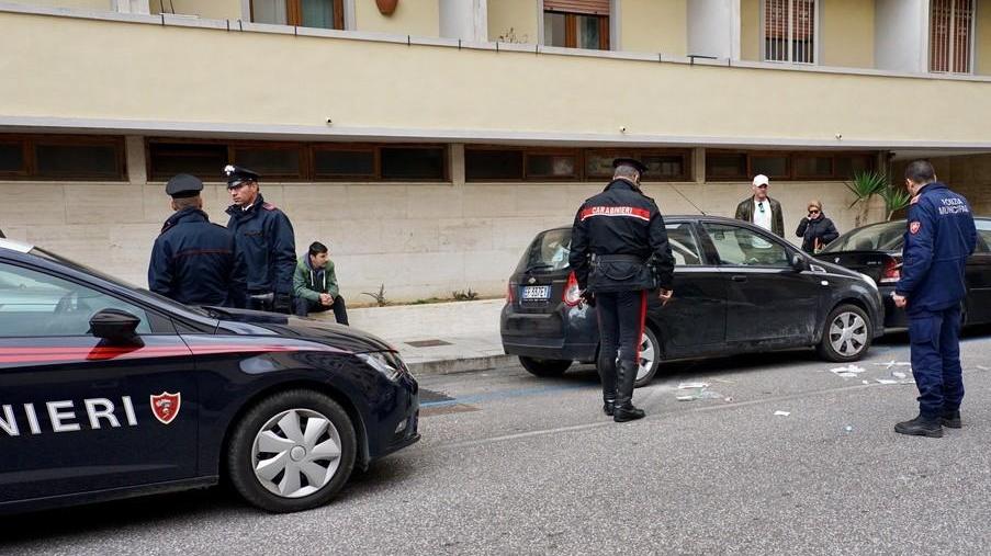 I carabinieri della Compagnia di Livorno in via Bini per le indagni (foto Dario Marzi)