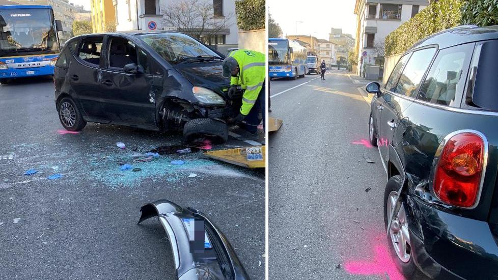 Le due auto e il bus coinvolti nell’incidente di ieri mattina (Foto Franco Silvi)