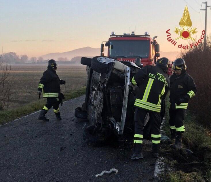 Pisa, auto si ribalta: in due all'ospedale