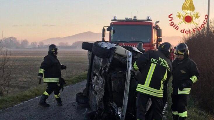 Pisa, auto si ribalta: in due all'ospedale