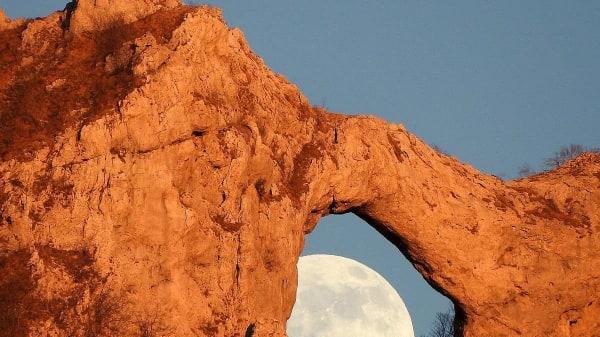 La luna entra dentro il Monte Forato - video