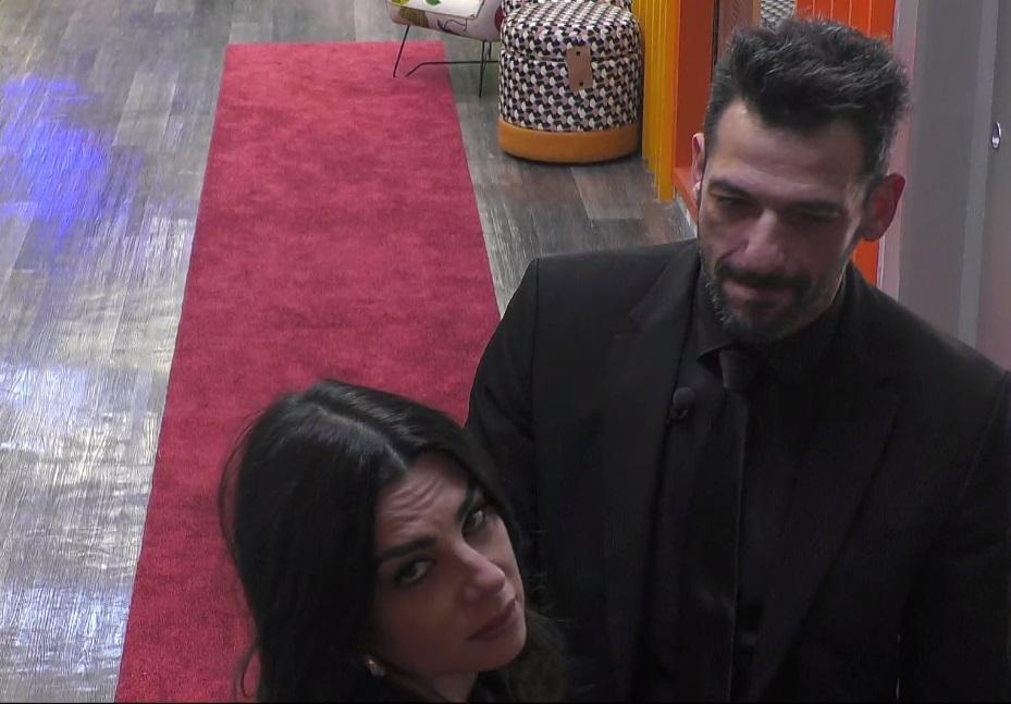 Serena Enardu e Pago si salutano nella Casa del Gf (frame dal sito del Grande fratello Vip)