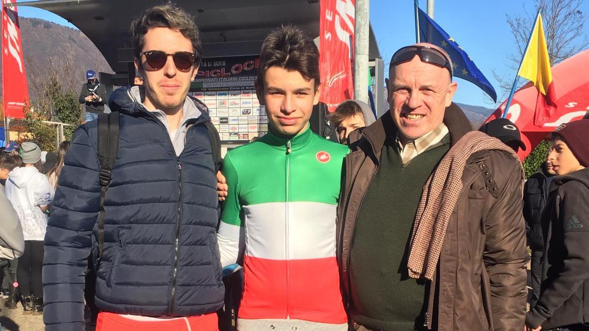 Christian Fantini dopo la vittoria con i suoi allenatori Marco ed Erik Guidetti