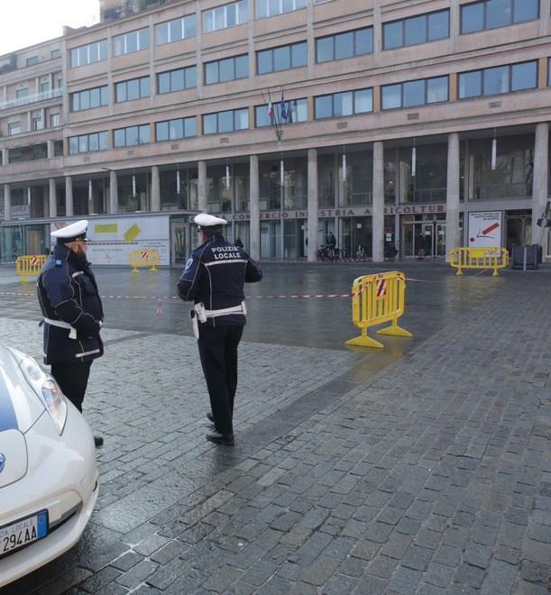 Pavimentazione ghiacciata e scivolosa: transenne e nastri in piazza della Vittoria 