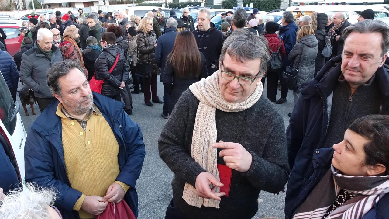 Vicofaro, sit-in a sostegno di Don Biancalani - video
