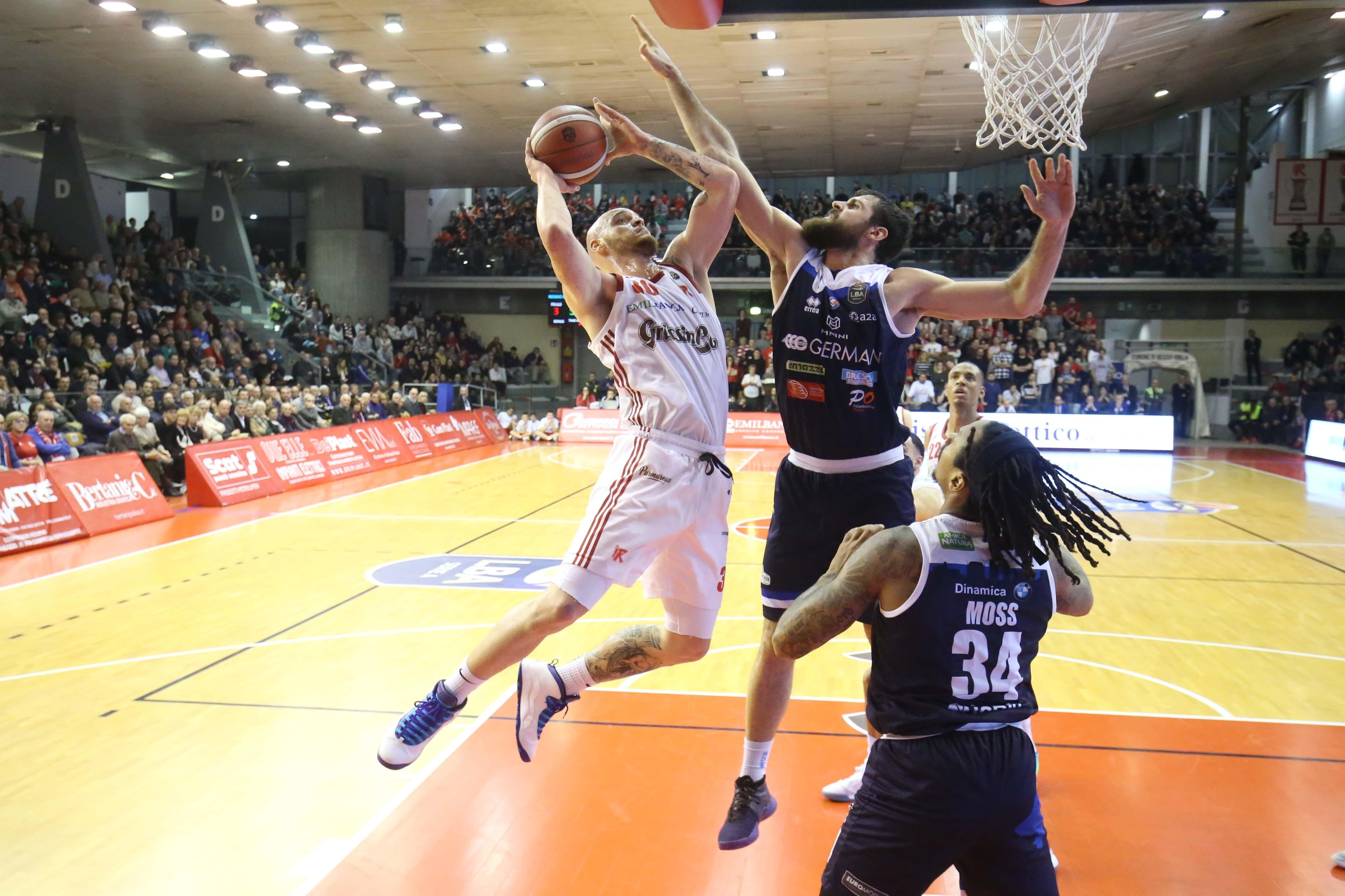 L'ala Reggie Upshaw a canestro nel match contro Brescia al pala Bigi