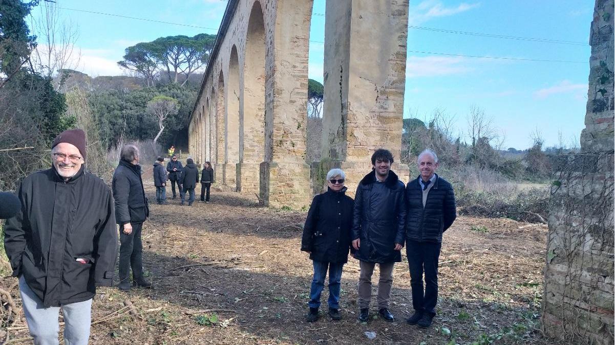 Sotto l'arcata dell'acquedotto leopoldino: da sinistra Angela Sagona (associazione Salviamo il salvabile), il presidente di Asa Nicola Ceravolo e il dirigente di Asa Marino Veronesi