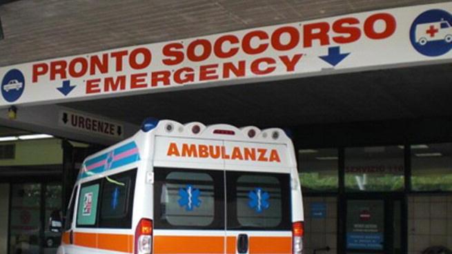Un'ambulanza al pronto soccorso dell'ospedale Santo Stefano (archivio)
