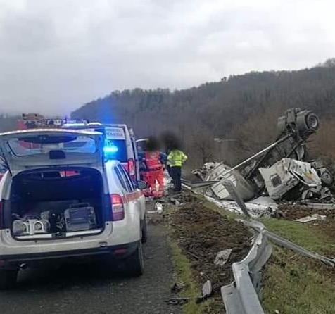Camion si ribalta sull’A 15 Molto grave il conducente