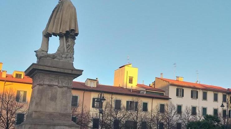 Baracchine in piazza Garibaldi: «Bisogna abbatterle perché sono usate dagli spacciatori»