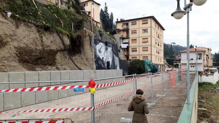 Crollo del muro: aperto un percorso per i pedoni