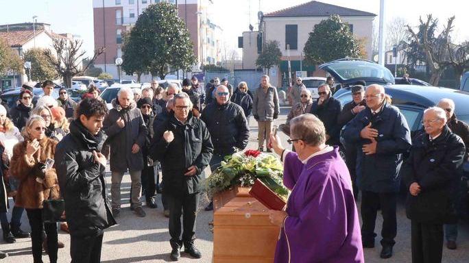 L’addio di amici e parenti «Cara Donatella, l’amore è più forte della morte»
