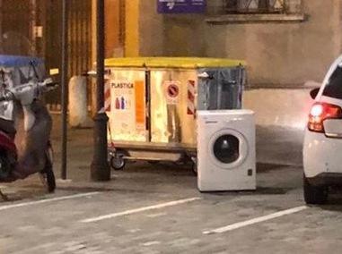 Lavatrice in strada, scatta la multa 
