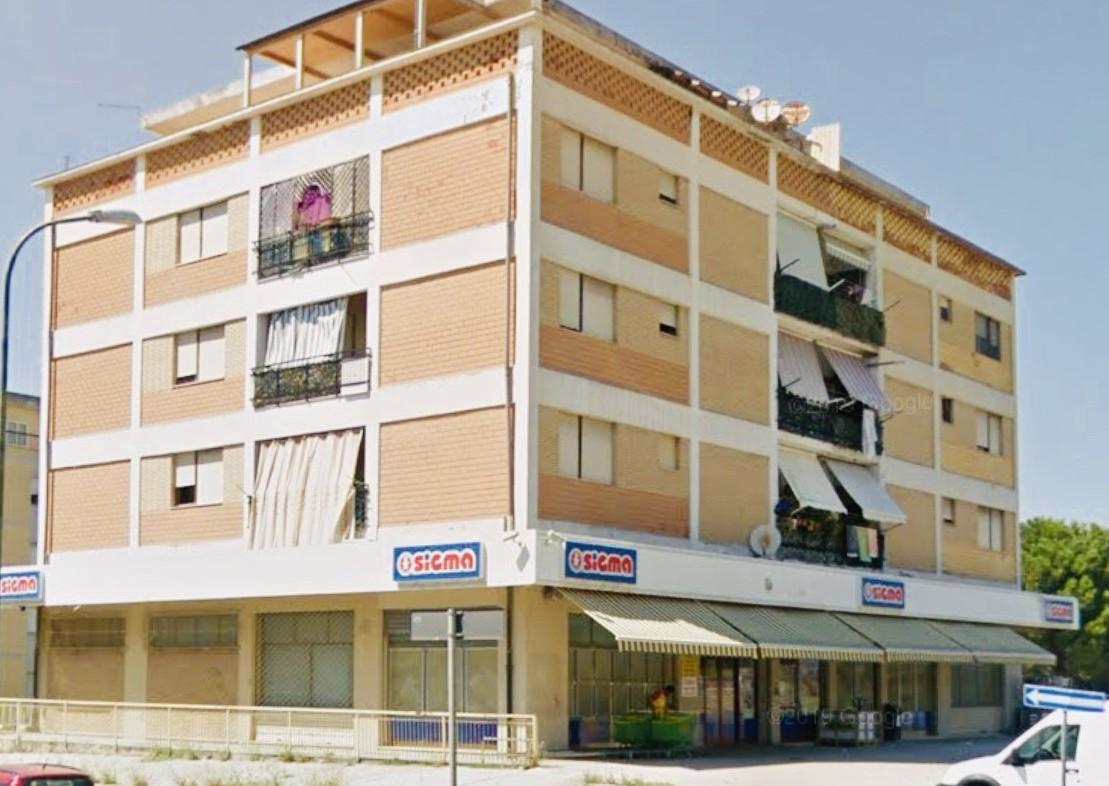 Aggredisce commessi e carabinieri dopo la rapina al market