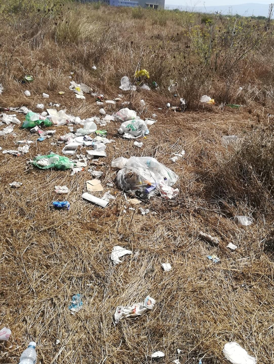 Santa Giusta, gli incivili scaricano i rifiuti nella spiaggia di Abbarossa