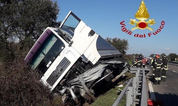 Camion esce di strada, traffico bloccato
