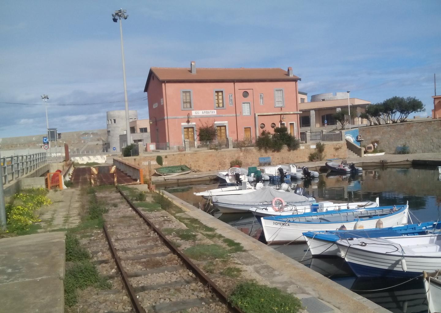 Il viaggio in trenino verde continua su uno yacht 
