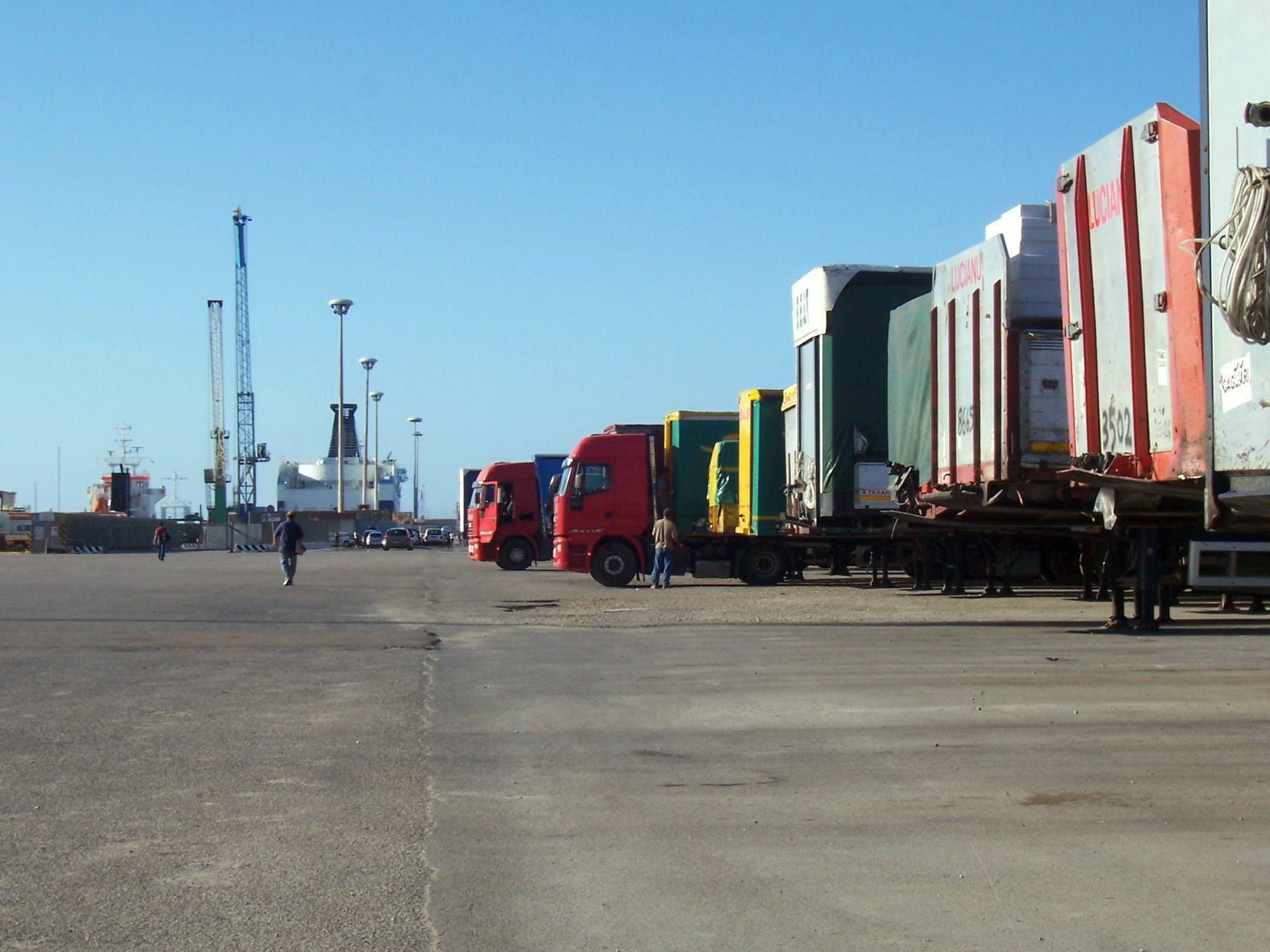 Camion in banchina a Porto Torres, immagine di repertorio