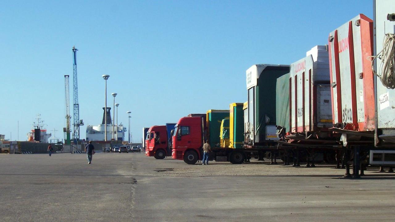 Camion in banchina a Porto Torres, immagine di repertorio