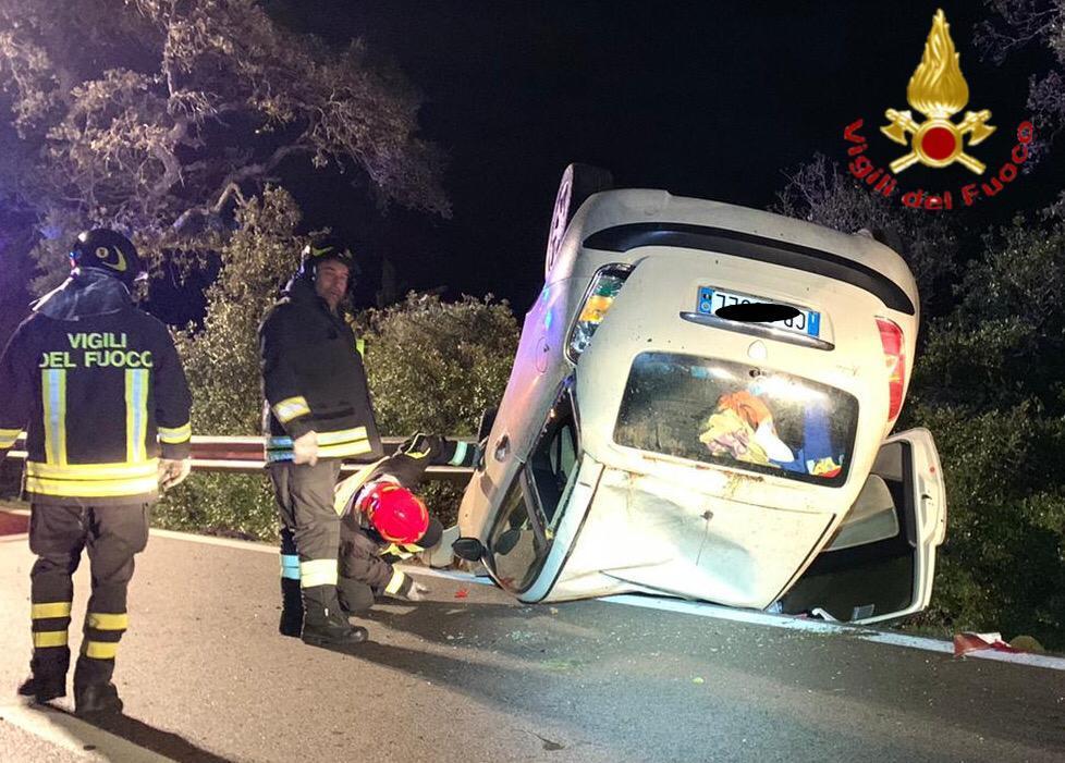 San Teodoro, per non investire una volpe sterza di colpo e finisce in cunetta