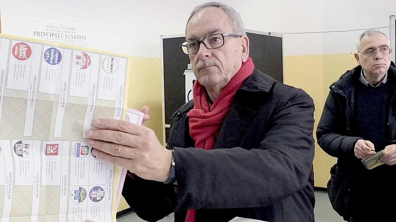 Paolo Fontanelli mentre vota alle ultime elezioni politiche