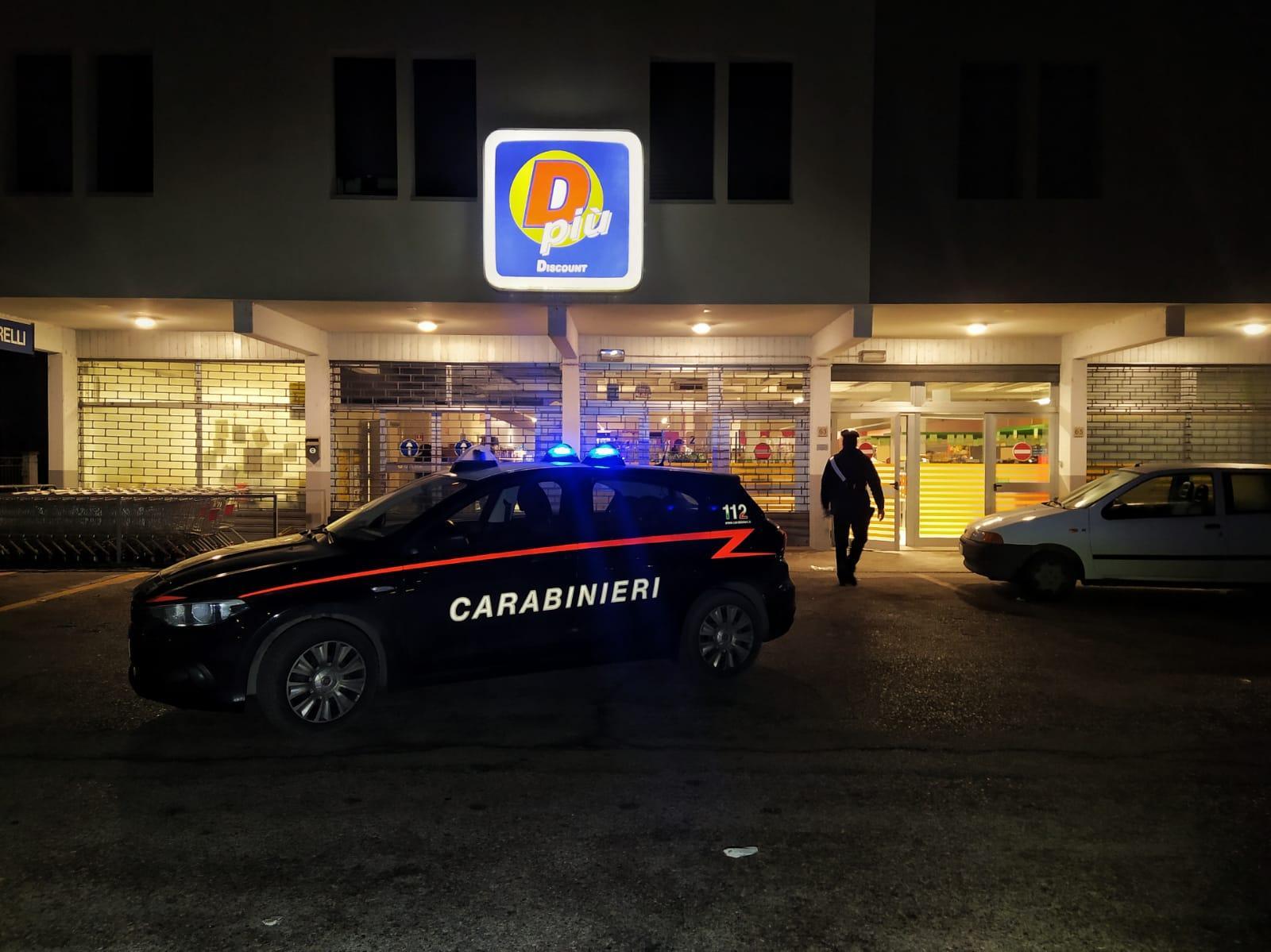 Mirandola, armato di pistola  rapina il supermercato D più 