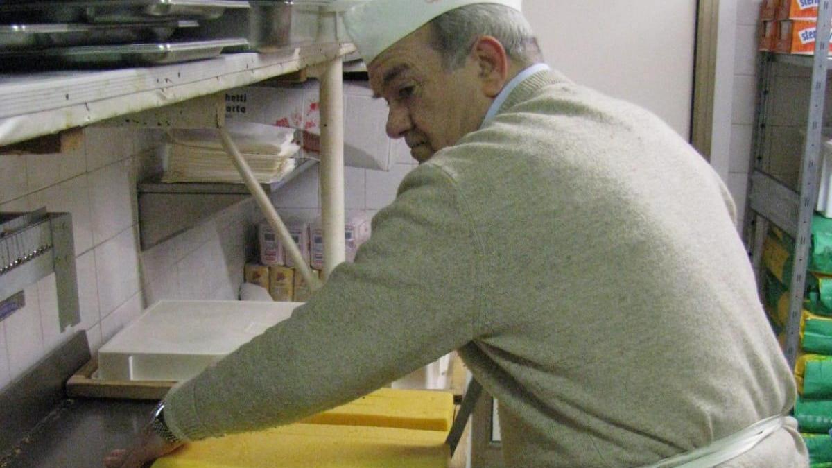 Ennio Rainone, titolare della celebre e antica friggitoria "Il Frataio" in Piazza Cavallotti