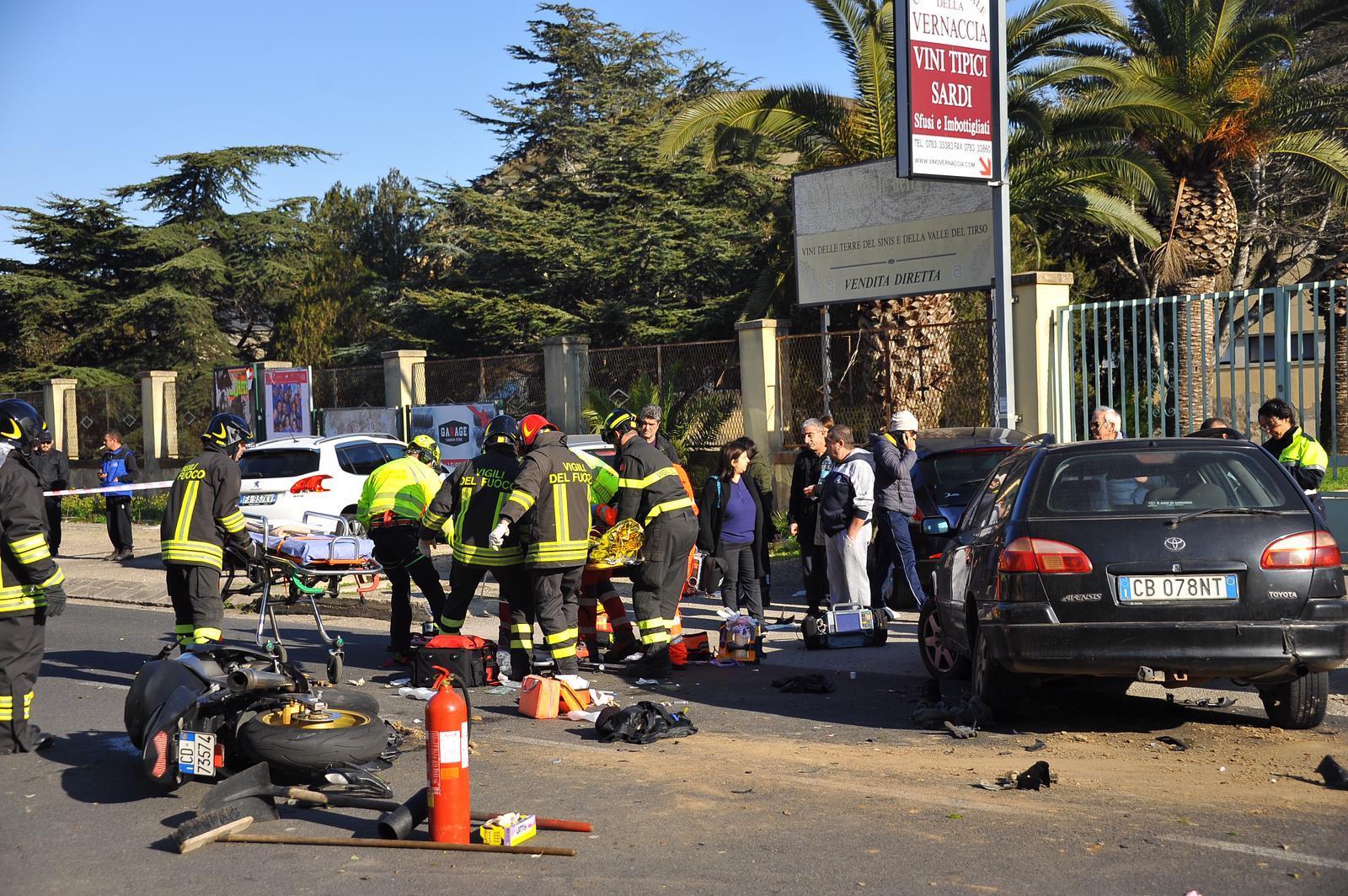 Il soccorso del giovane motociclista rimasto ferito nello scontro (foto Francesco Pinna)