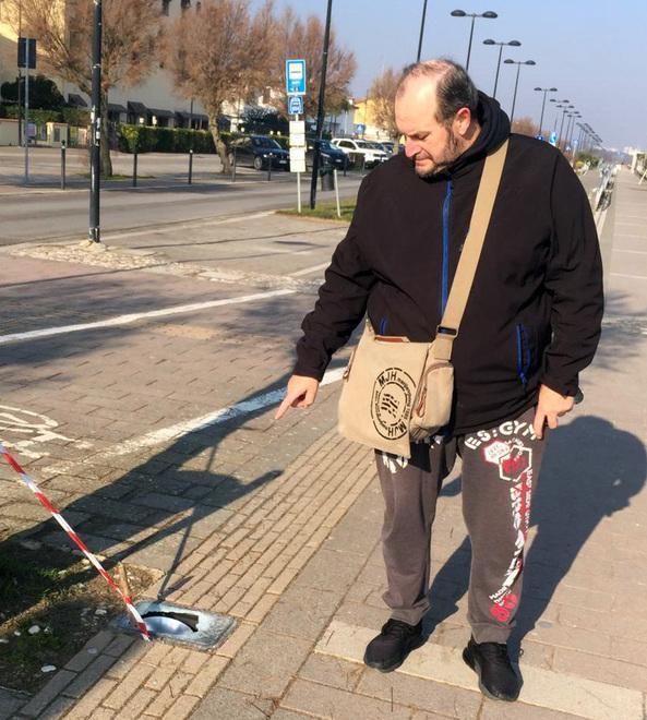 Lampioni distrutti dai vandali. Danni ingenti e tanta rabbia 