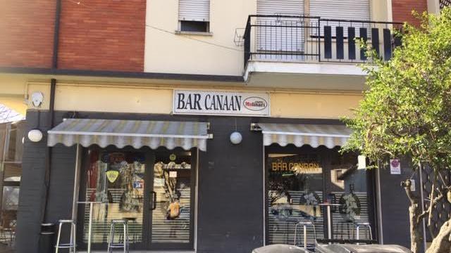 Ubriaco al bar minaccia un cliente e prende a calci i carabinieri, arrestato