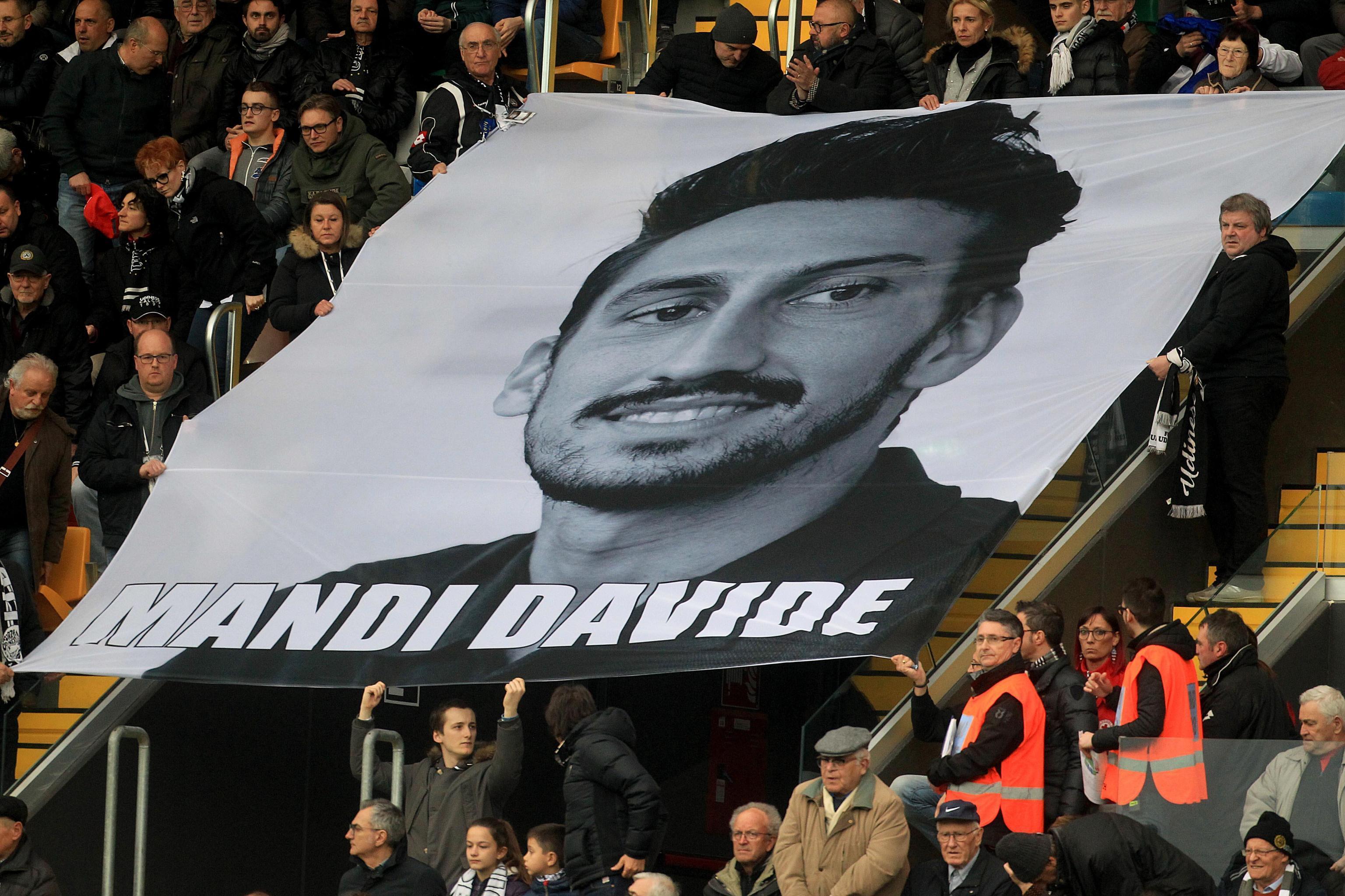 Striscione allo stadio per ricordare Davide Astori