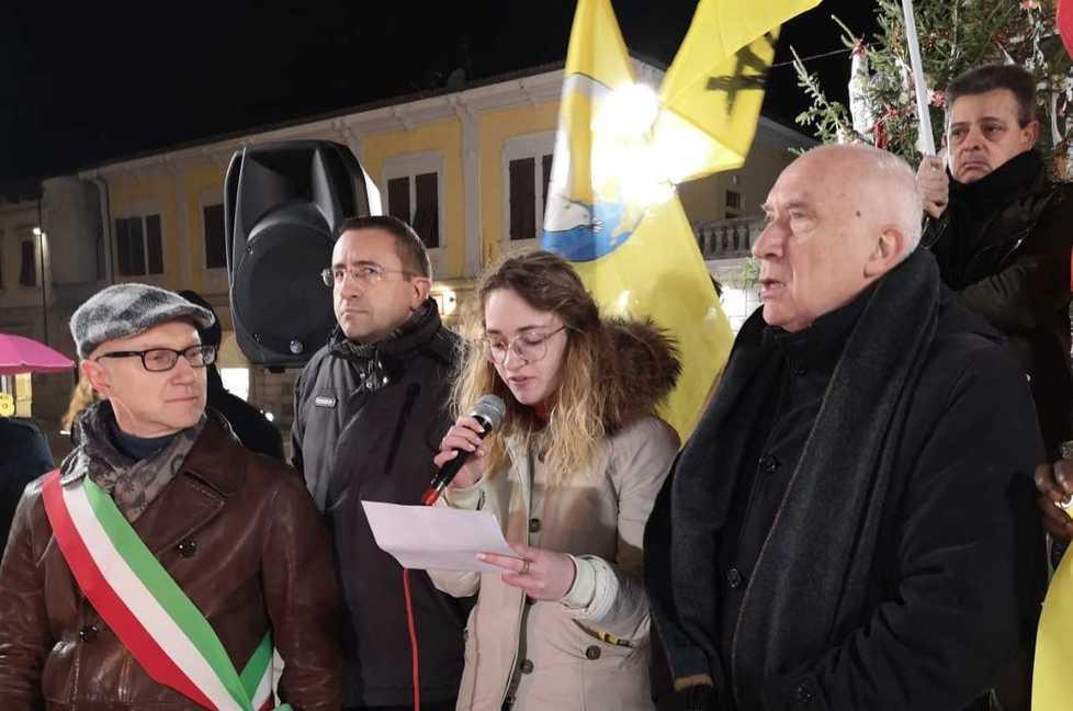 Cinquecento fiaccole di pace: «Stanchi delle vostre guerre» - Foto