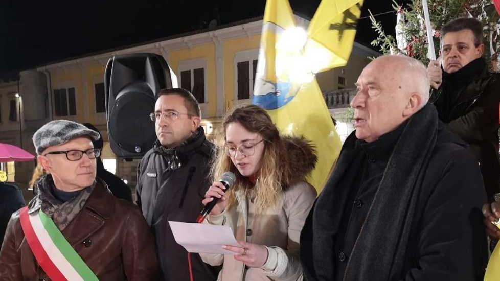 Cinquecento fiaccole di pace: «Stanchi delle vostre guerre» - Foto