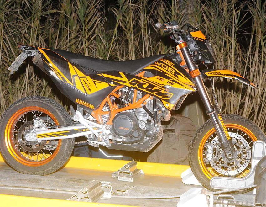 Muore a 32 anni a bordo di una moto finita in un fosso
