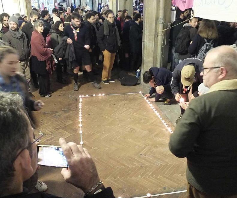 Un momento del presidio in Borgo Stretto nel punto in cui si trovava l’edicola (Foto Muzzi)
