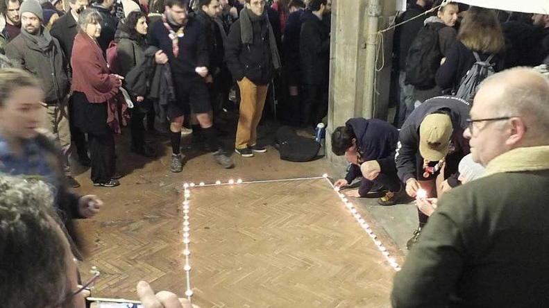 Un momento del presidio in Borgo Stretto nel punto in cui si trovava l’edicola (Foto Muzzi)