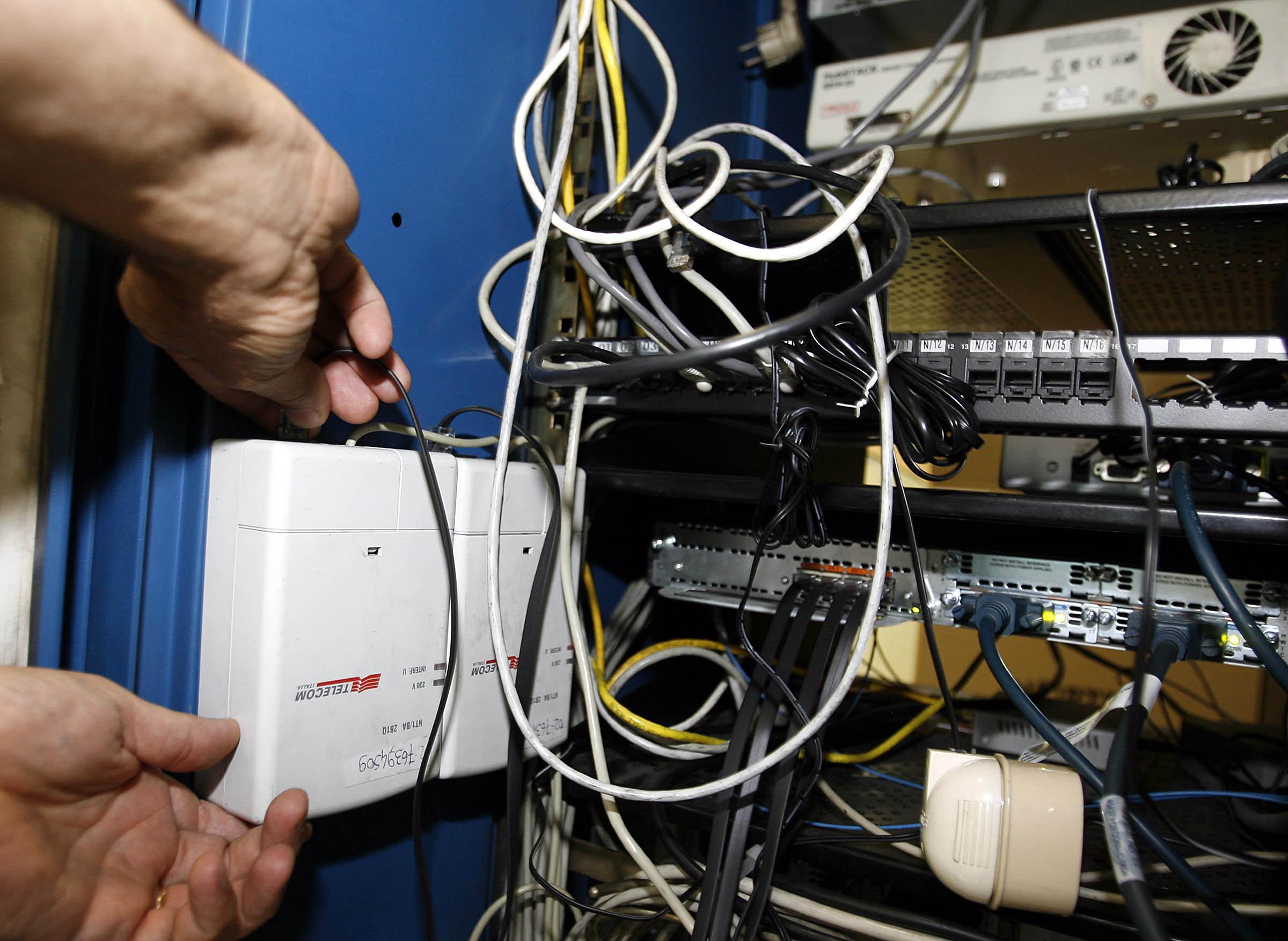 Un tecnico della Telecom al lavoro