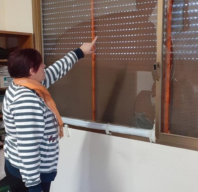 Danneggiata la sede del Pd. Il sindaco: piena solidarietà 